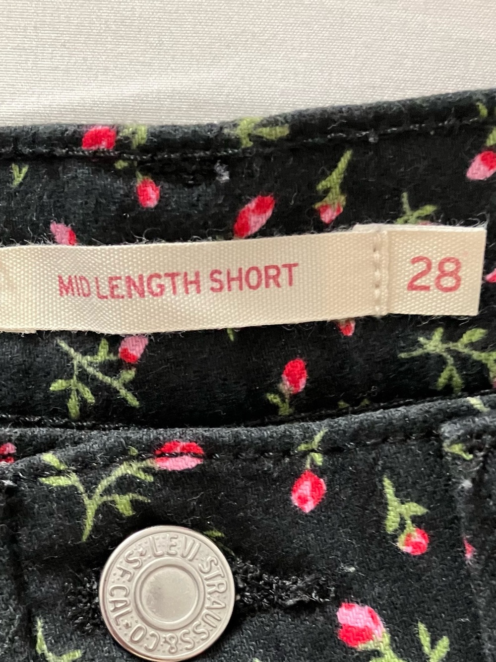Levi Strauss & Co Mid Length Short Size 28 - Picture 6 of 8